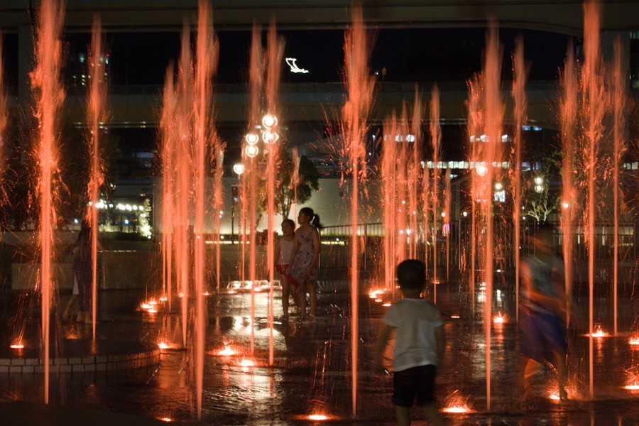 噴水で水遊び