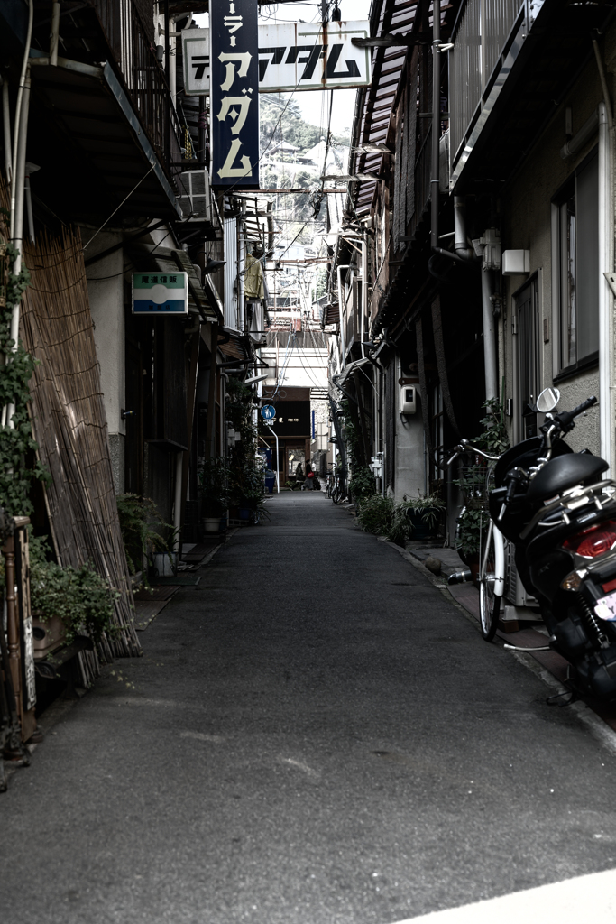 昭和な路地から千光寺を臨む