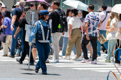 歩行者天国の準備をする警官