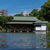 清澄庭園　湖面からの涼亭