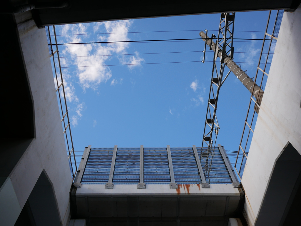 「四角い壁に囲まれた場所から見上げる空」感