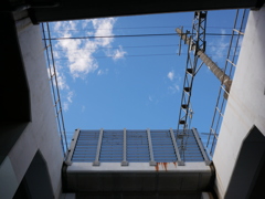 「四角い壁に囲まれた場所から見上げる空」感