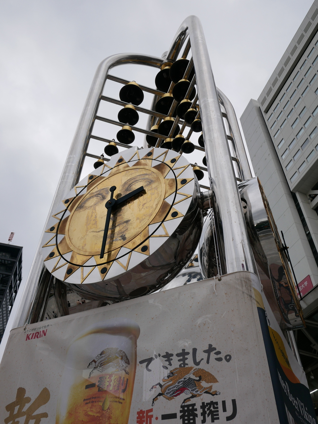 この時計塔には禍々しさを感じる
