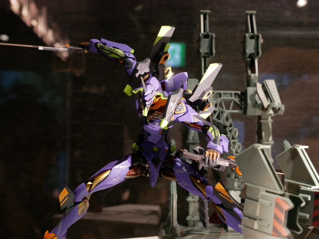 精緻なロボットフィギュアを見るとワクワクしますね！