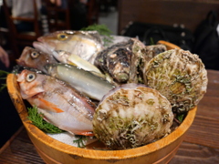 居酒屋にて-今日使う新鮮な魚介類の紹介