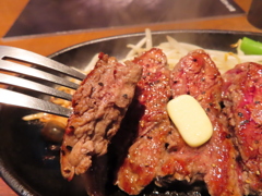 「1ポンドのステーキハンバーグ タケル」の1000円ステーキ