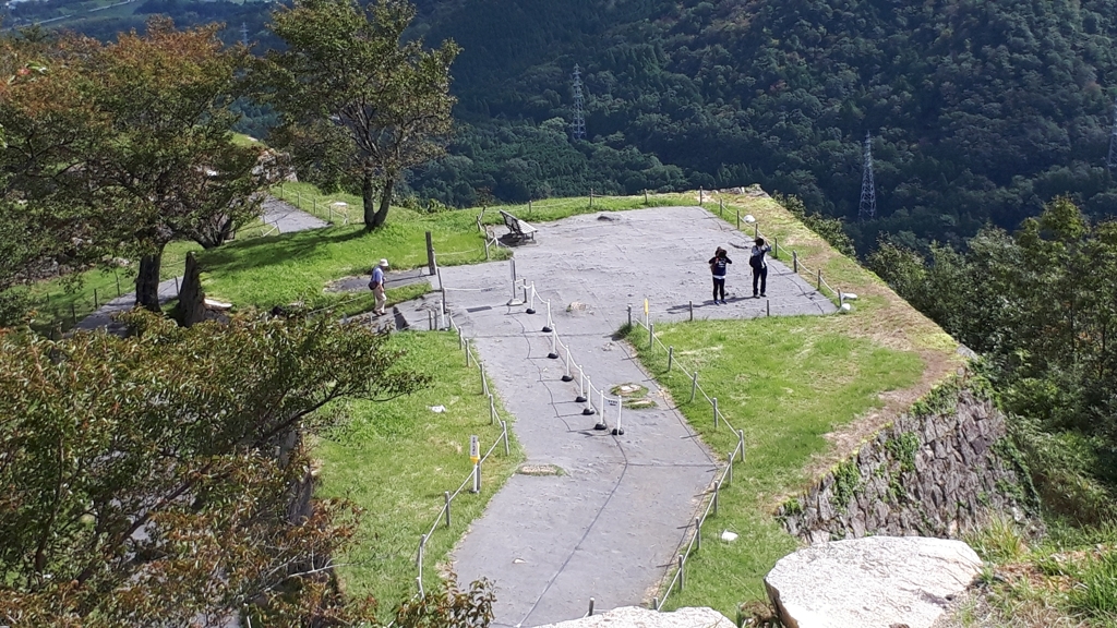 竹田城跡 (本丸から見た南二の丸)