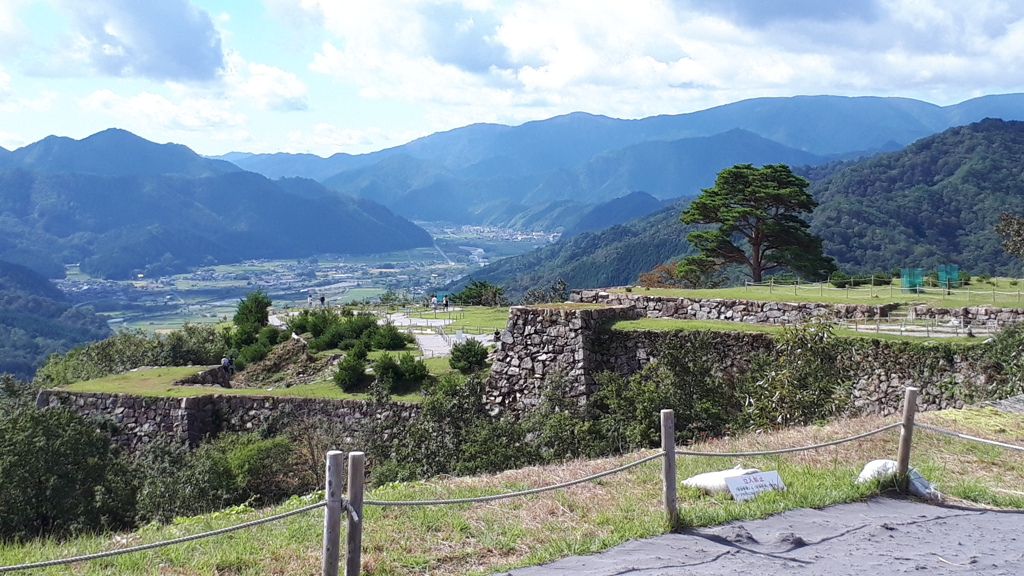 竹田城跡 (二の丸から見た南千畳・南二の丸)