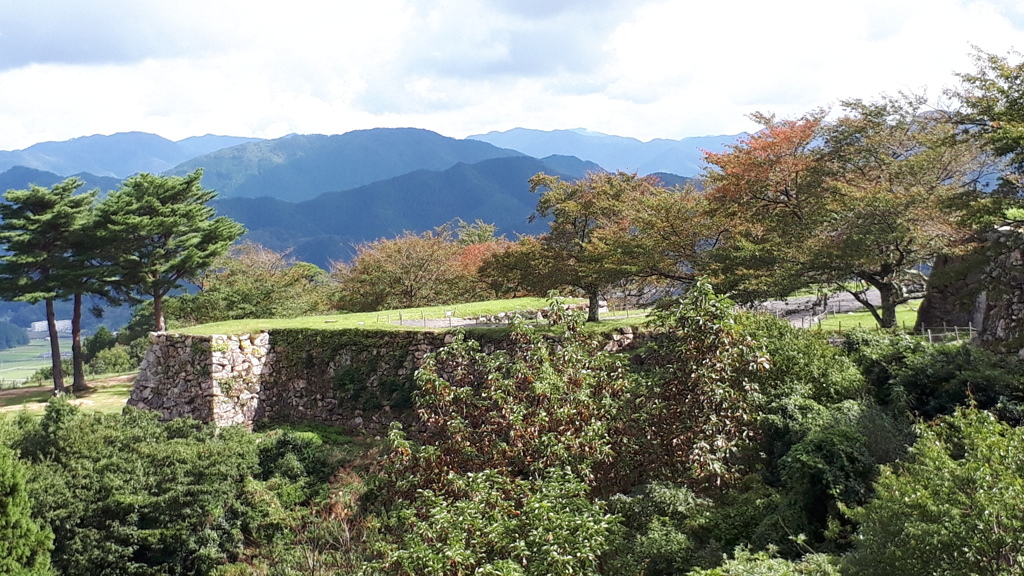 竹田城跡 (本丸から見た三の丸)