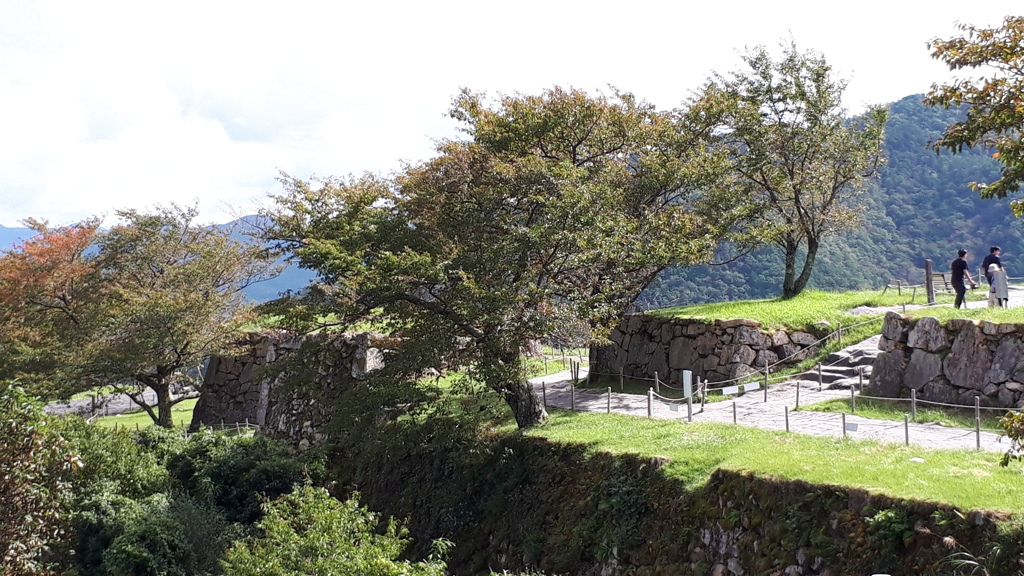 竹田城跡 (本丸から見た二の丸)