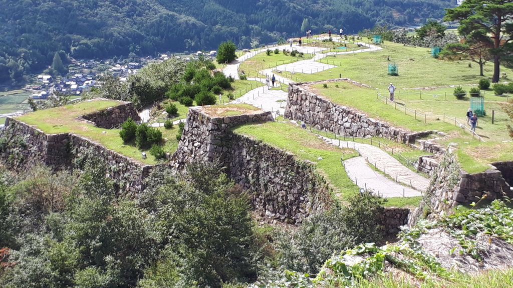 竹田城跡 (本丸から見た南千畳・南二の丸)