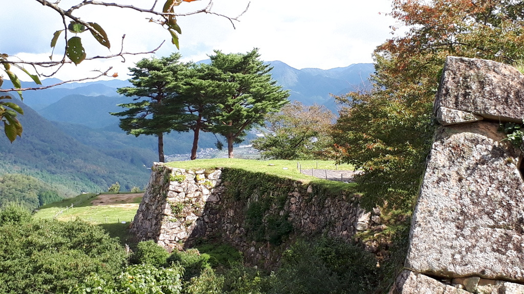 竹田城跡 (二の丸から見た三の丸・北千畳)