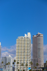 キレイな色のマンションかホテルかよぉわからんやつ！