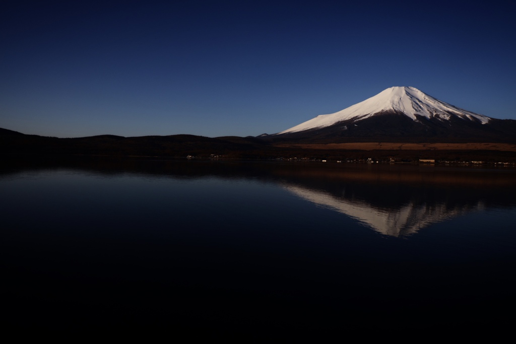 夜明け前の富士山