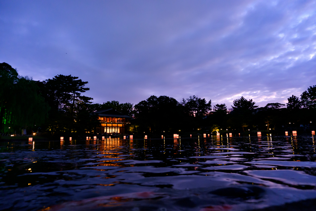 龍仙湖の浮灯篭1