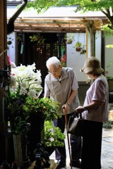 庭の老夫婦