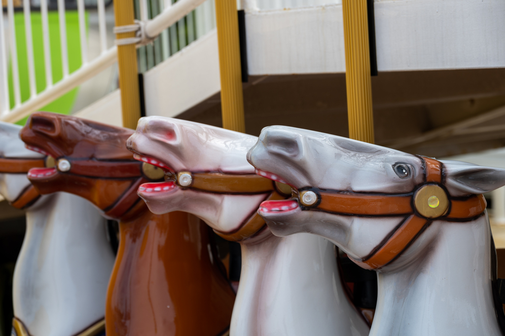 出番を待つメリーゴーランドの馬
