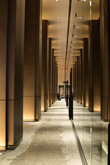 夜のビルの外廊