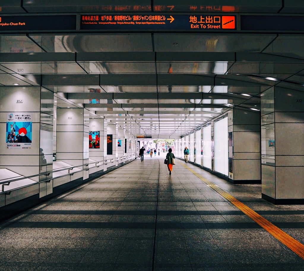 西新宿地下道 201904b