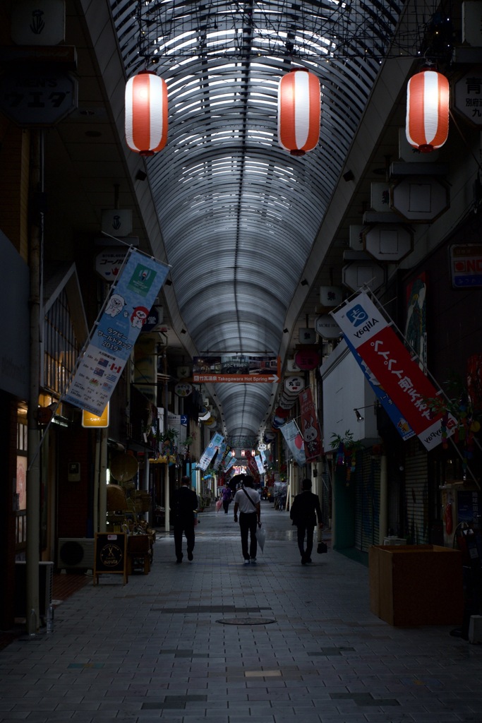 雨の日の商店街