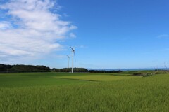 大草原に風車がぽつり