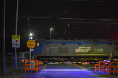 真夜中の貨物列車の先頭、桃太郎