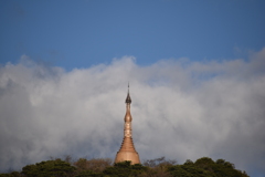 山の上の仏塔