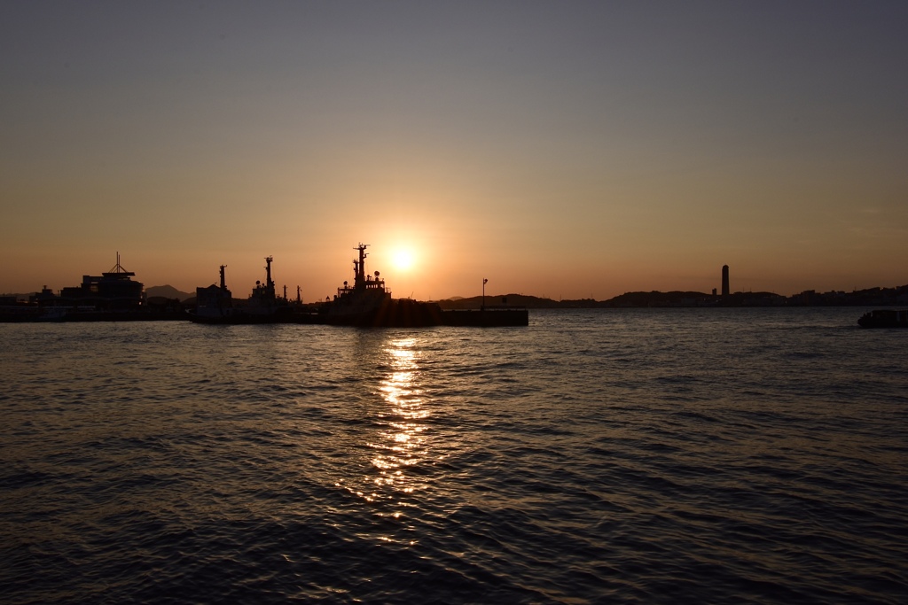 関門海峡に沈む夕陽