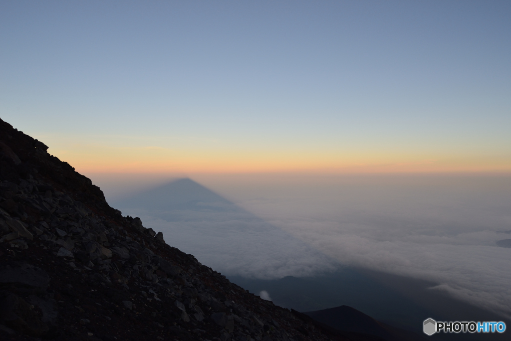 富士山登山（6/7）雲海に巨大な富士山の影