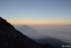富士山登山（6/7）雲海に巨大な富士山の影