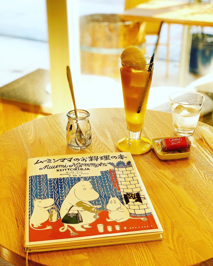 秋晴れの喫茶店