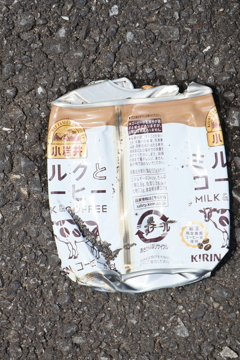 プレスされた缶