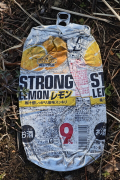 プレスされた缶