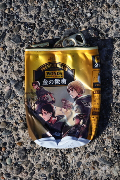 プレスされた缶