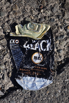 プレスされた缶