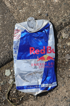 プレスされた缶