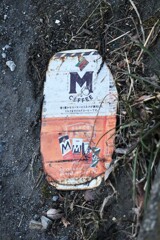 プレスされた缶