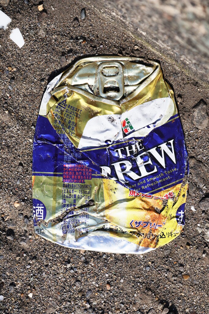 プレスされた缶