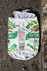 プレスされた缶