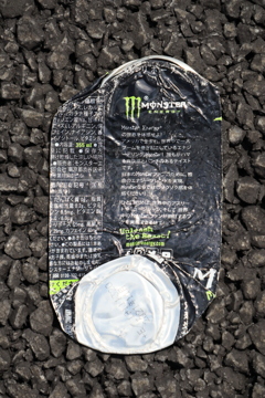 プレスされた缶