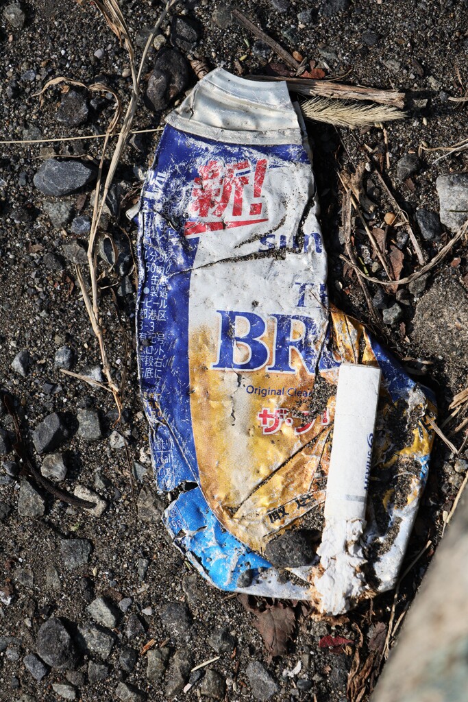 プレスされた缶