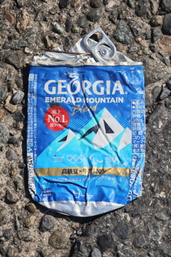 プレスされた缶