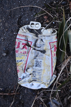 プレスされた缶