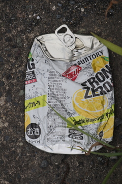 プレスされた缶