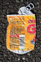 プレスされた缶