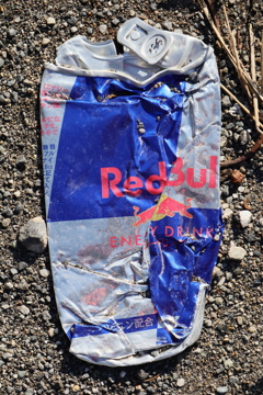 プレスされた缶