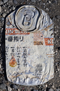 プレスされた缶