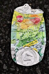 プレスされた缶