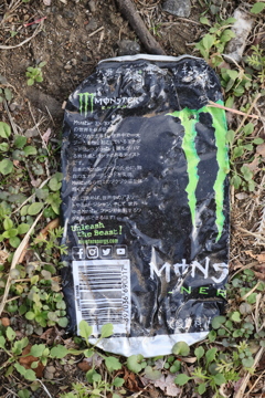 プレスされた缶