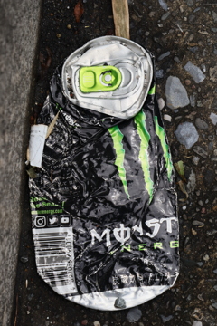 プレスされた缶